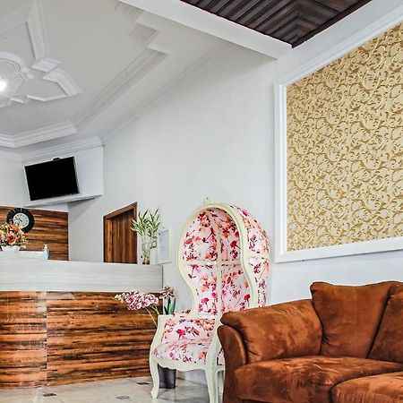 Oyo 90221 Makarim Guest House Syariah Pangkalanbuun Esterno foto