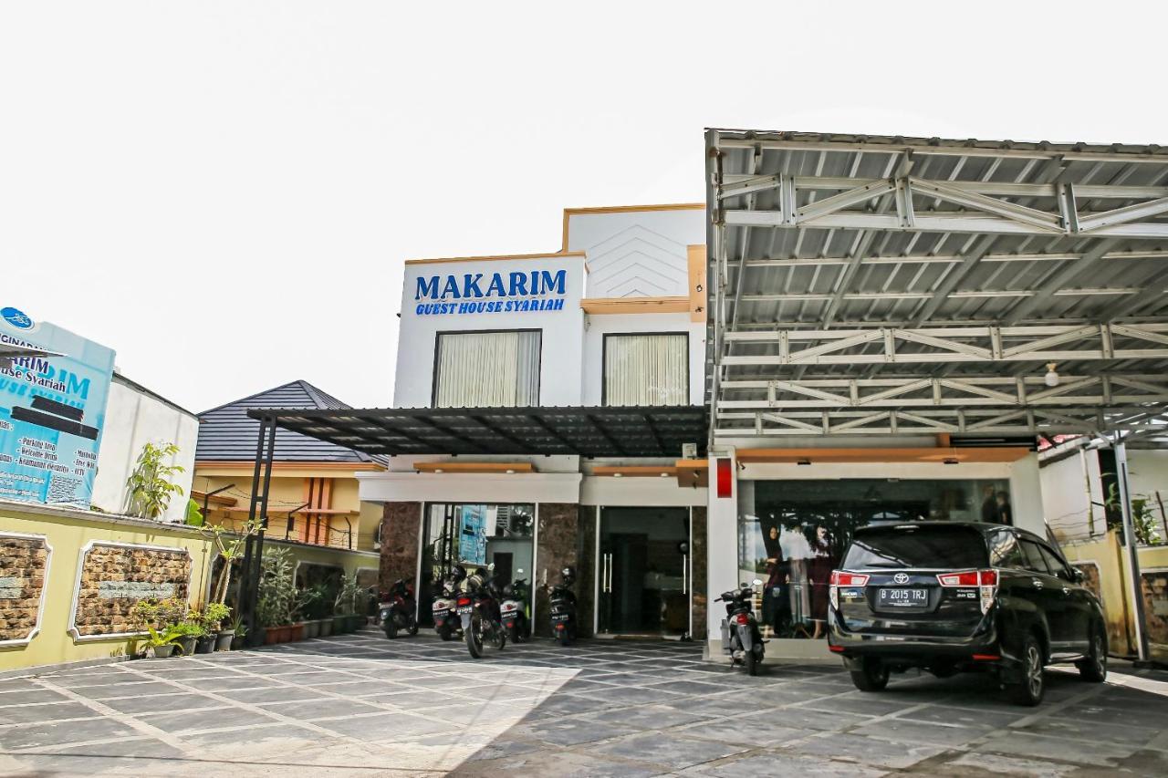 Oyo 90221 Makarim Guest House Syariah Pangkalanbuun Esterno foto