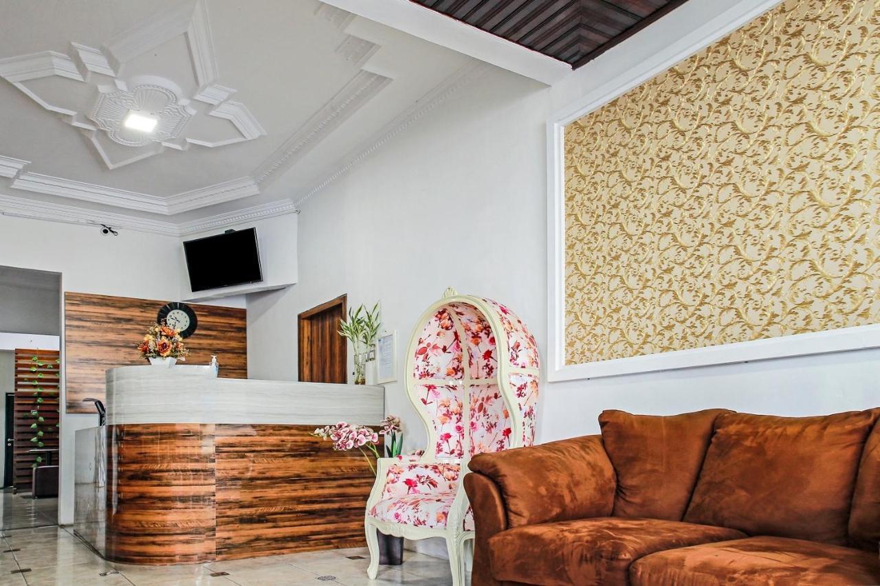 Oyo 90221 Makarim Guest House Syariah Pangkalanbuun Esterno foto