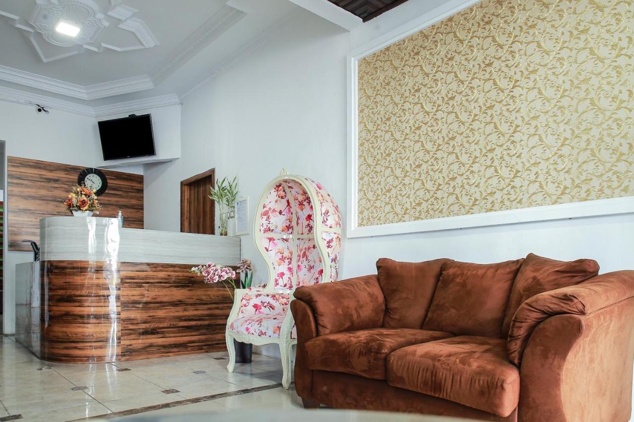 Oyo 90221 Makarim Guest House Syariah Pangkalanbuun Esterno foto