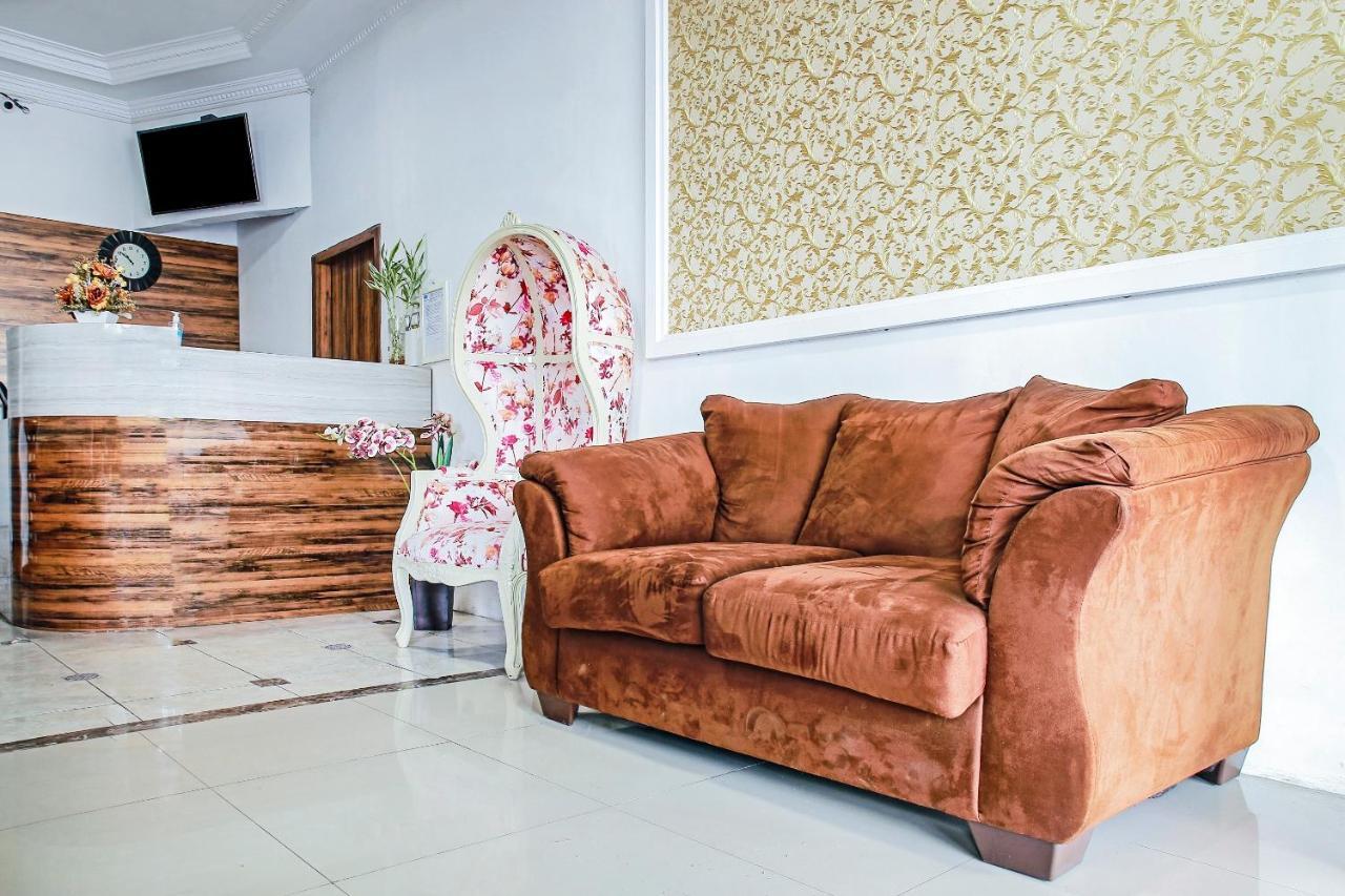 Oyo 90221 Makarim Guest House Syariah Pangkalanbuun Esterno foto