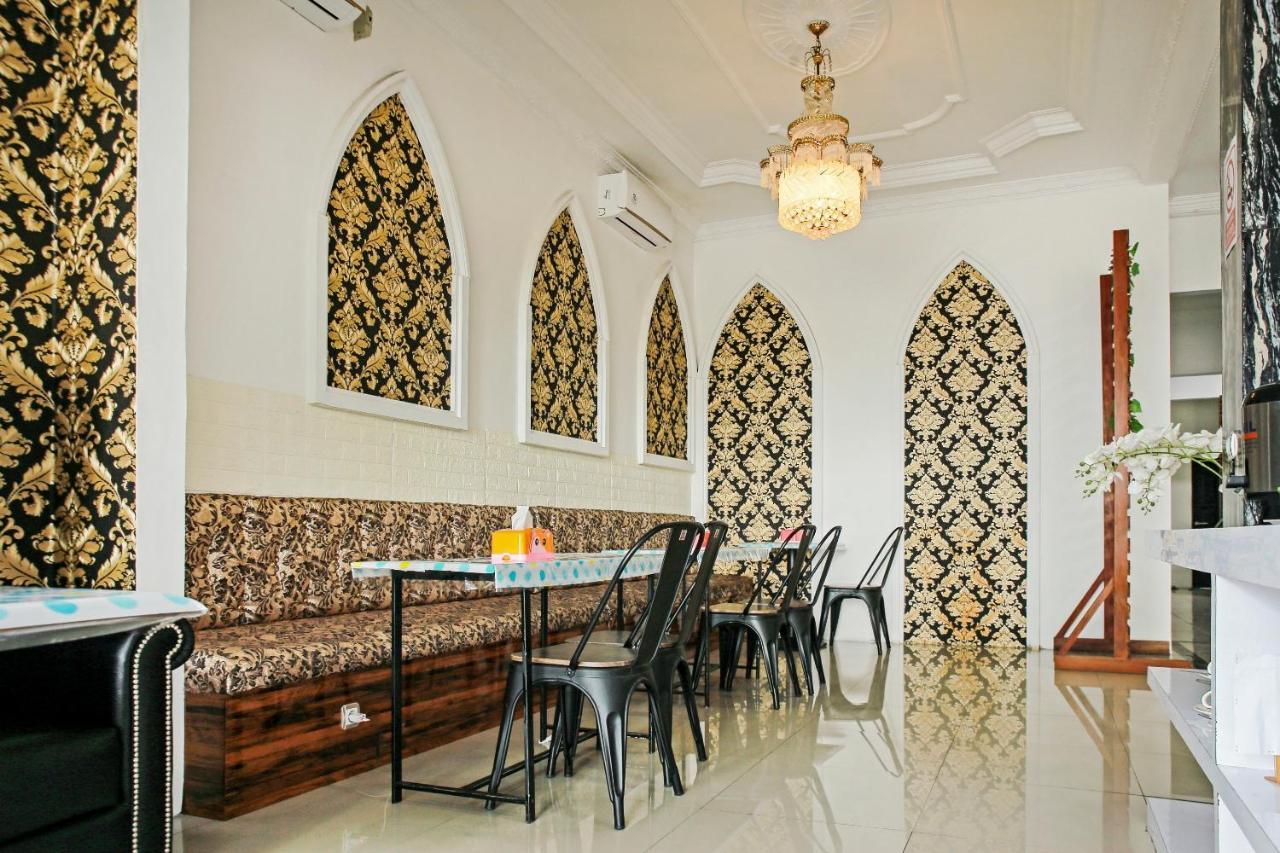 Oyo 90221 Makarim Guest House Syariah Pangkalanbuun Esterno foto