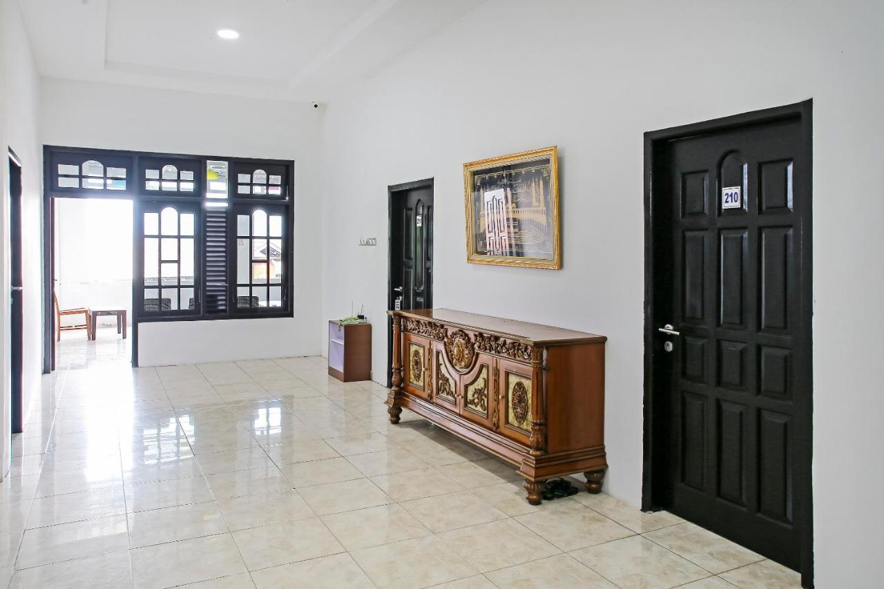 Oyo 90221 Makarim Guest House Syariah Pangkalanbuun Esterno foto