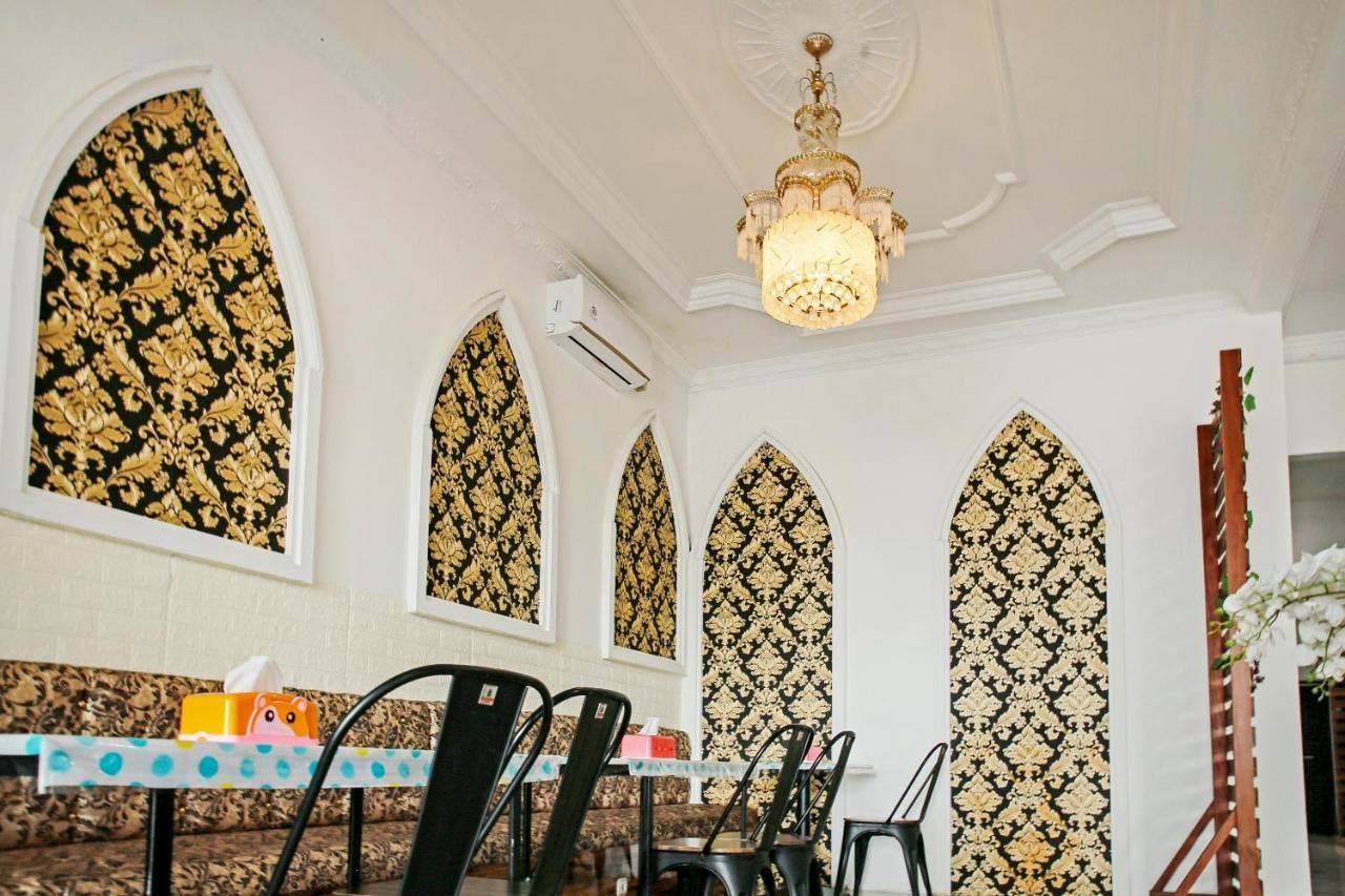 Oyo 90221 Makarim Guest House Syariah Pangkalanbuun Esterno foto