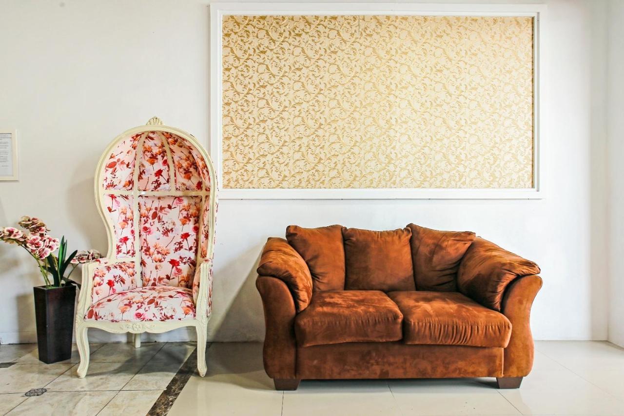 Oyo 90221 Makarim Guest House Syariah Pangkalanbuun Esterno foto