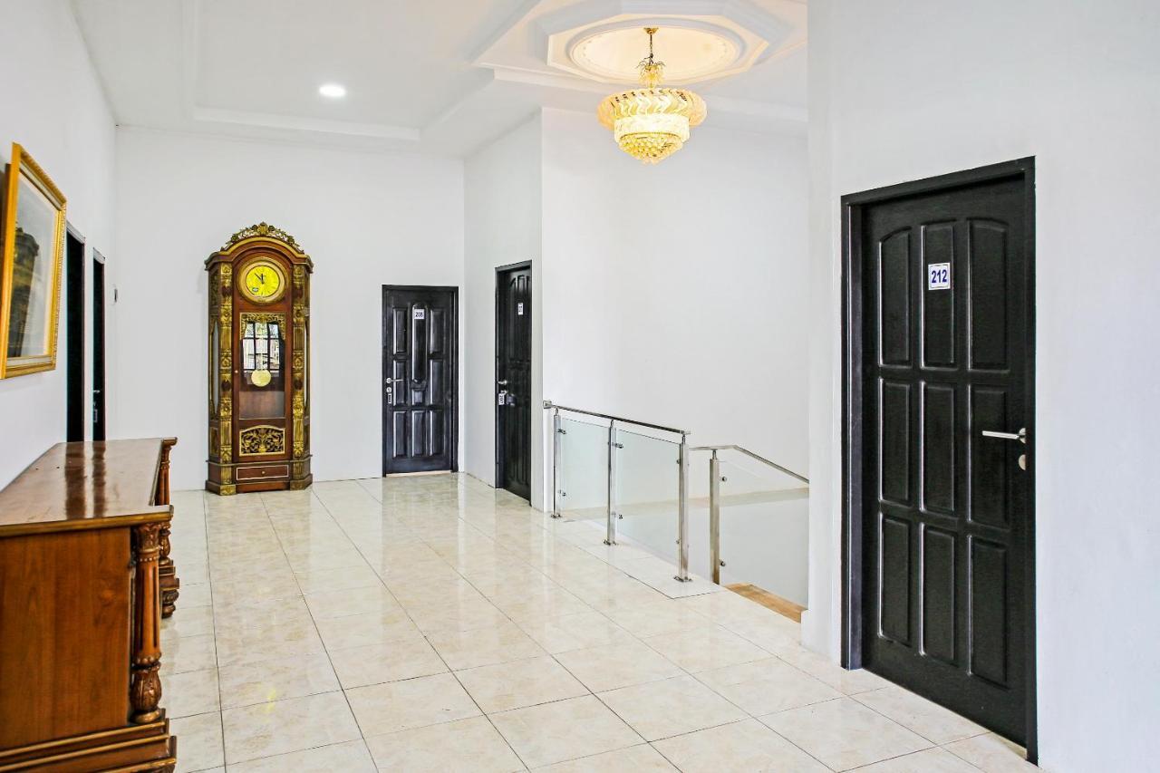 Oyo 90221 Makarim Guest House Syariah Pangkalanbuun Esterno foto