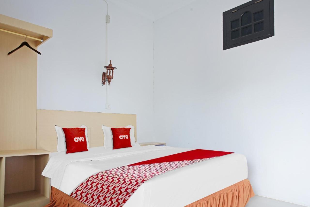 Oyo 90221 Makarim Guest House Syariah Pangkalanbuun Esterno foto
