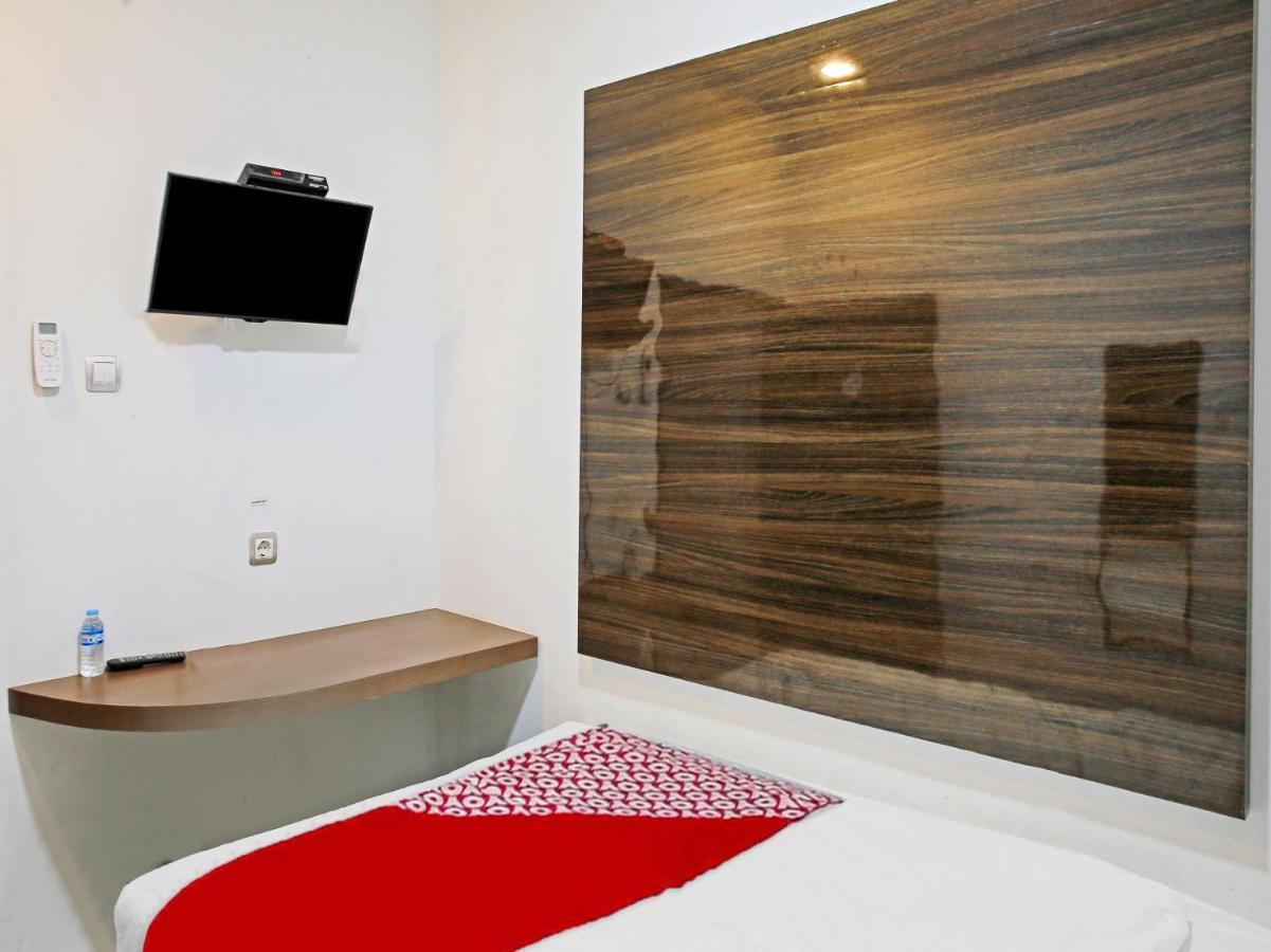 Oyo 90221 Makarim Guest House Syariah Pangkalanbuun Esterno foto