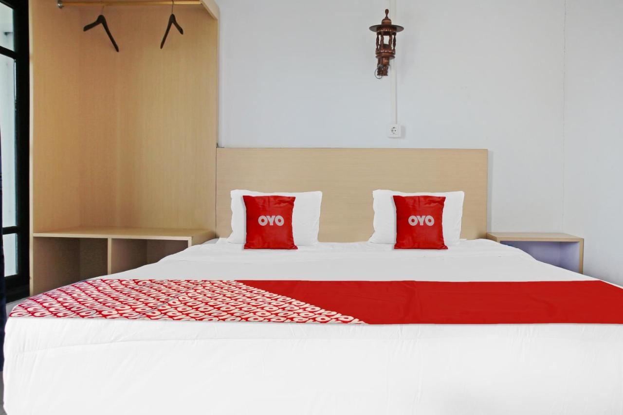 Oyo 90221 Makarim Guest House Syariah Pangkalanbuun Esterno foto