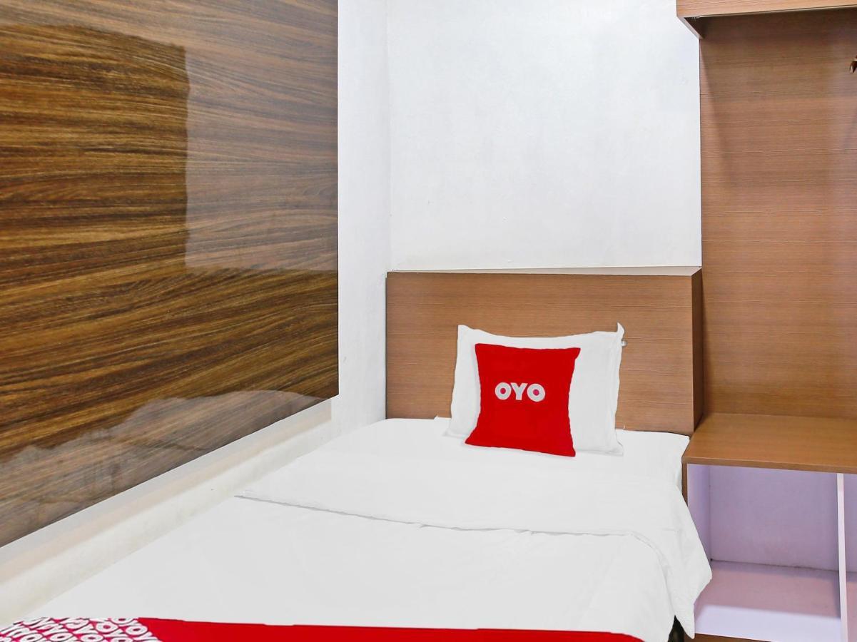Oyo 90221 Makarim Guest House Syariah Pangkalanbuun Esterno foto