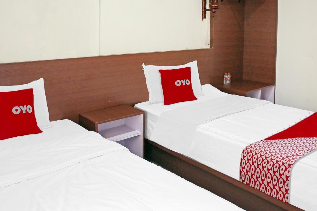 Oyo 90221 Makarim Guest House Syariah Pangkalanbuun Esterno foto