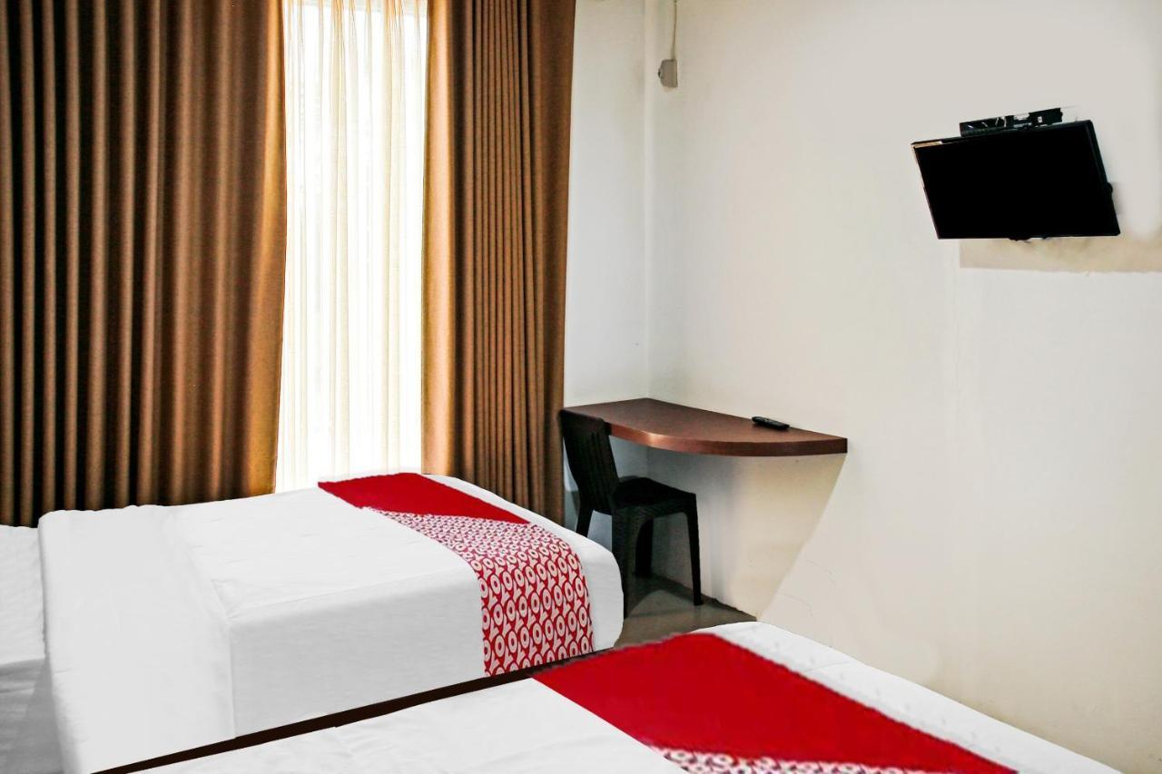 Oyo 90221 Makarim Guest House Syariah Pangkalanbuun Esterno foto