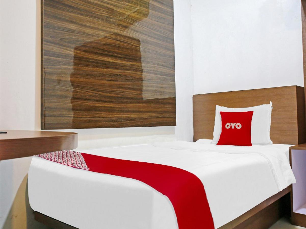 Oyo 90221 Makarim Guest House Syariah Pangkalanbuun Esterno foto