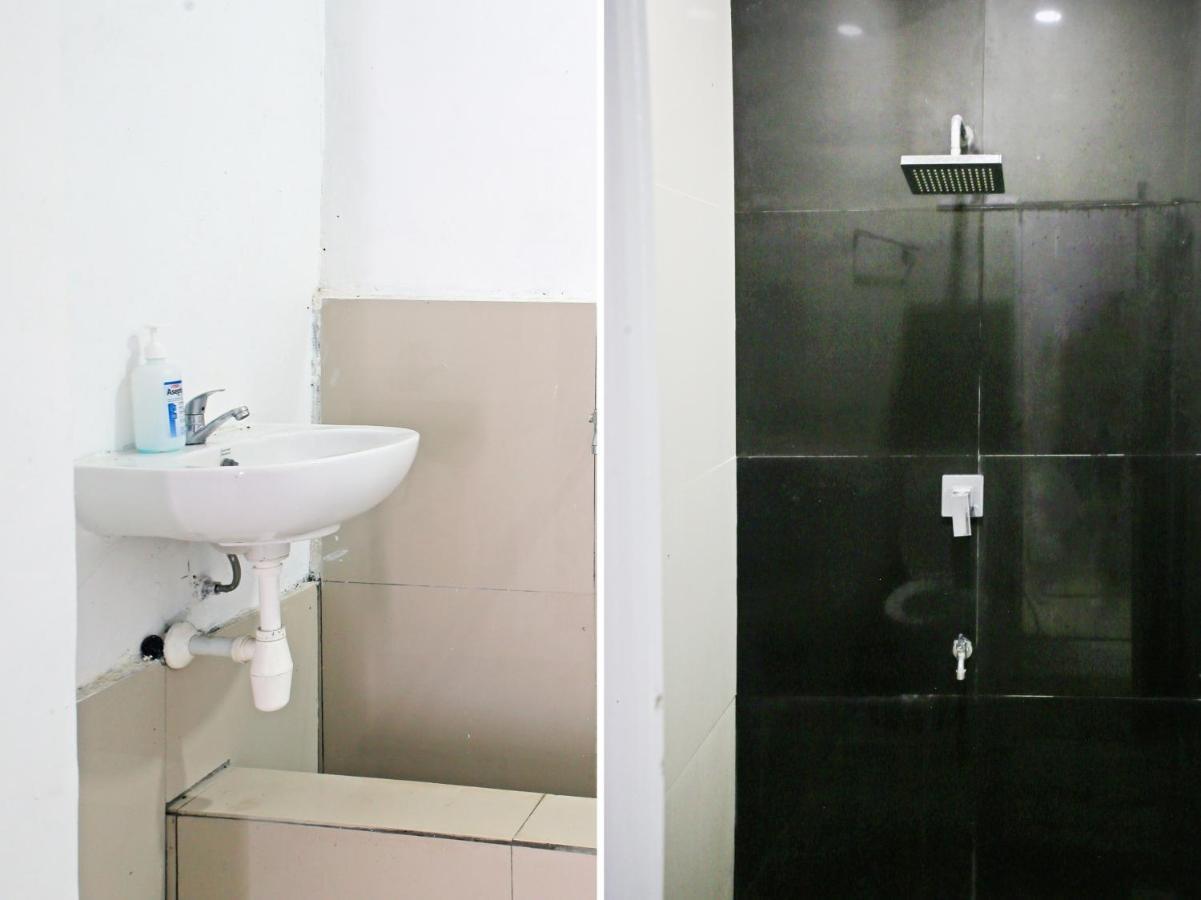 Oyo 90221 Makarim Guest House Syariah Pangkalanbuun Esterno foto