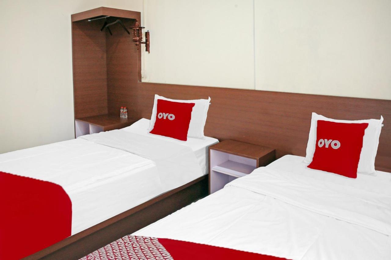 Oyo 90221 Makarim Guest House Syariah Pangkalanbuun Esterno foto
